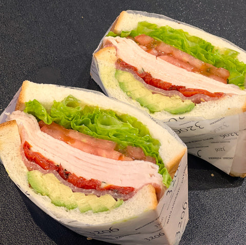 生ハムとローストチキンとアボガド、ドライトマトサンド（2個）