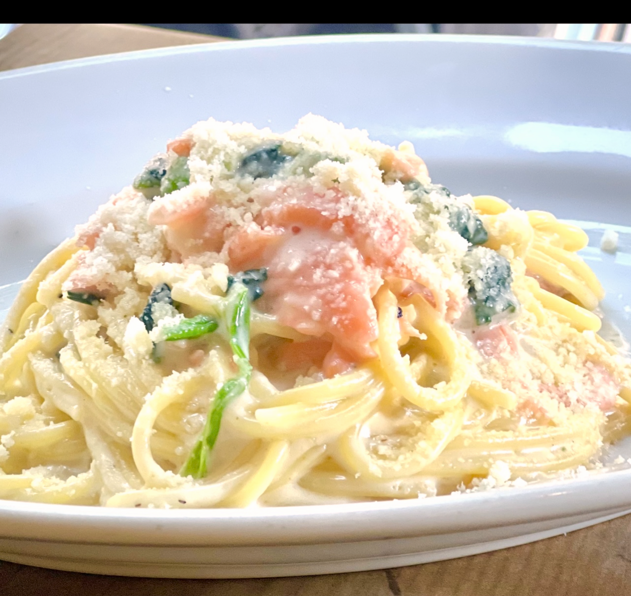 スモークサーモンとほうれん草のクリームソース